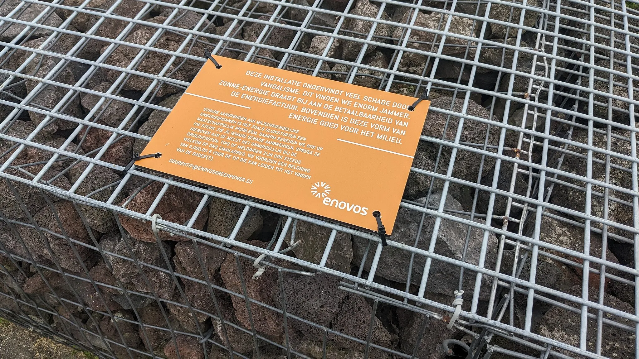 Photo showing: A local public (and permanent) anti-vandalism sign telling people that vandalism harms the solar panels operated by Enovos, that is located in the Rotterdammer neighbourhood of Terbregge, Hillegersberg-Schiebroek.