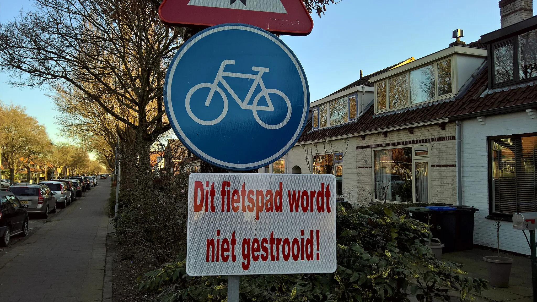 Photo showing: A local sign indicating that this bicycling route doesn't get salted during days when the roads freeze, that is located in the Lansingerlander village of Bergschenhoek, South Holland.
