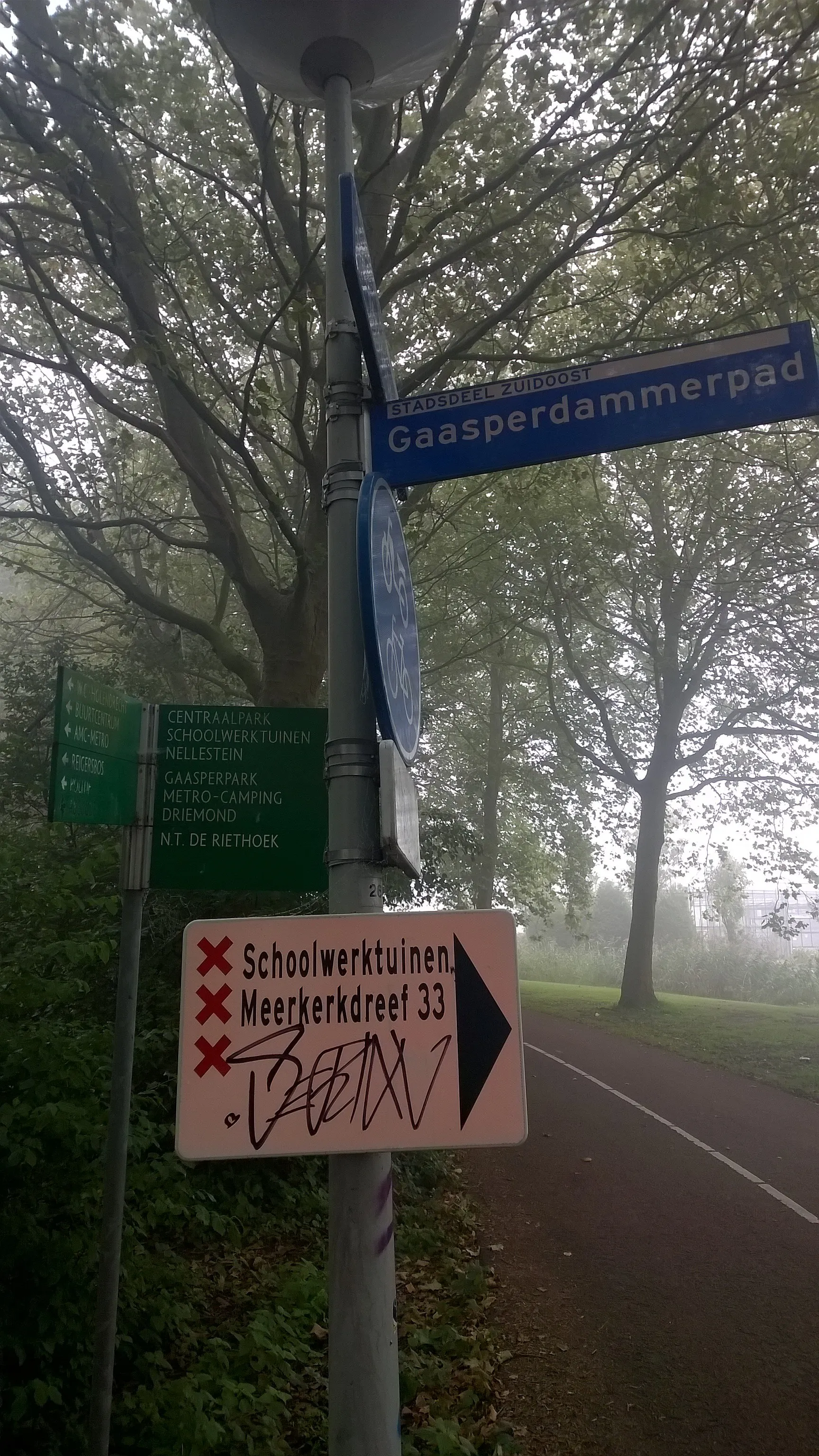 Photo showing: De Amsterdamse logo op een bord nabij de Gaasperdammerpad.