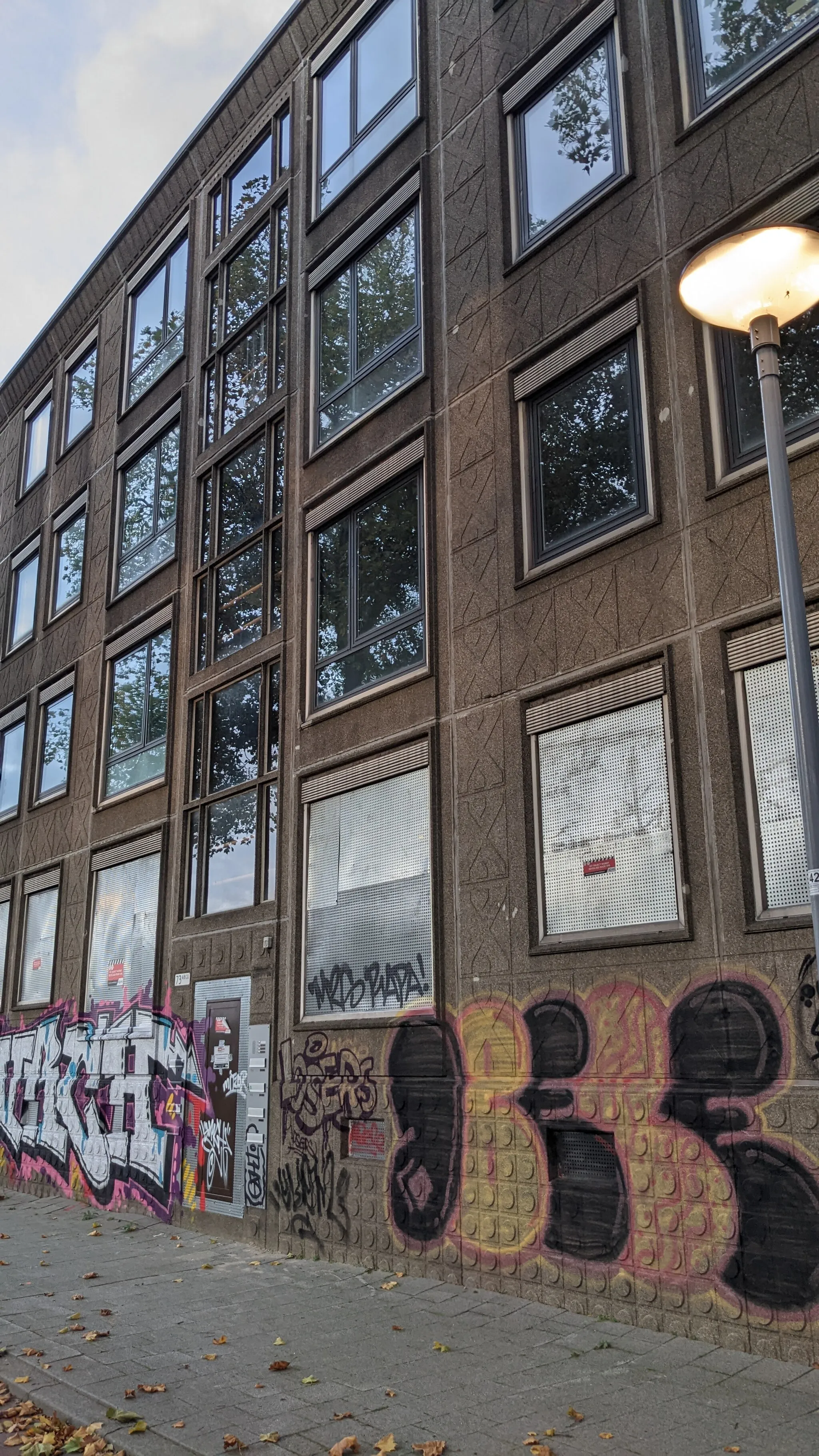 Photo showing: A collection of apartment buildings in the Oost-Sidelinge street decorated with vandalising paintings on them prior to their demolition, that are located in the Rotterdammer neighbourhood of Overschie, Rotterdam Rechter Maasoever.