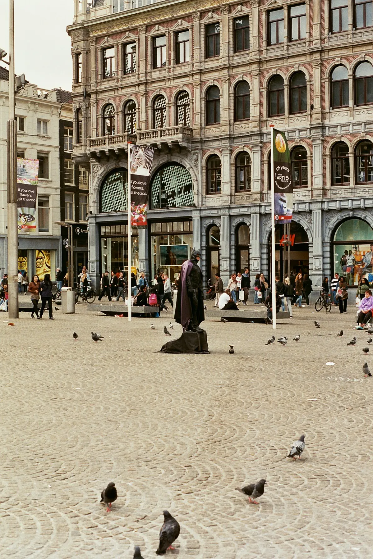 Photo showing: Living Batman statue on Dam Square, Amsterdam