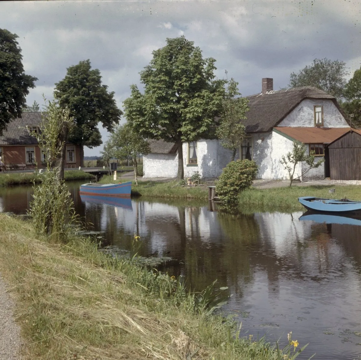 Photo showing: Boerderijen: Overzicht van boerderij, vanaf de overzijde van het water