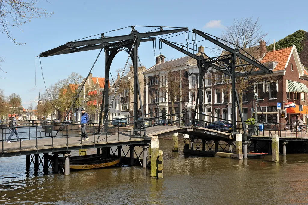 Photo showing: E�n van de drie gietijzeren ophaalbruggen van Schiedam, gebouwd rond 1860. Wanneer een boot door de haven vaart, wordt deze brug door twee brugwachters met de hand omhoog getrokken.
