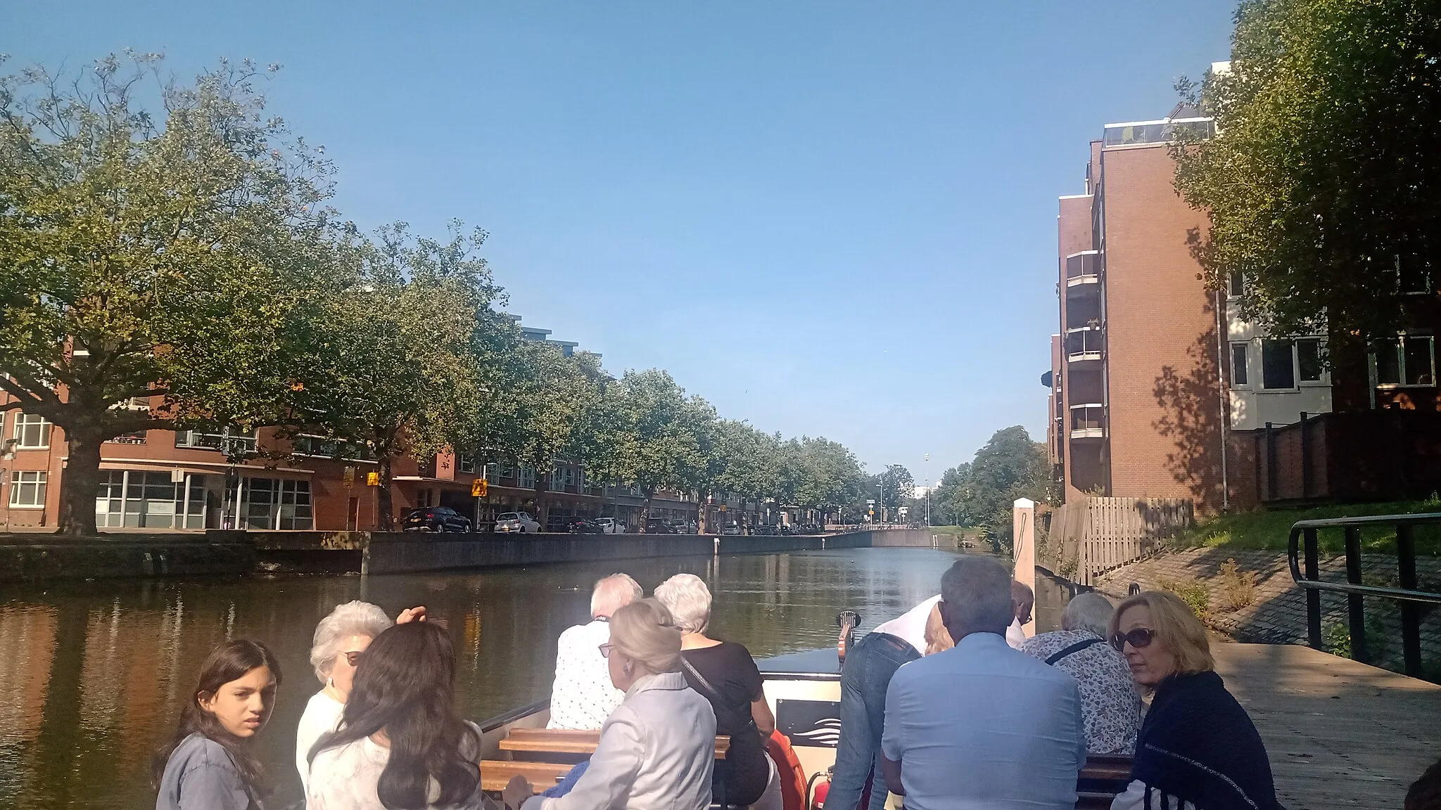 Photo showing: A view of a Schiedamster street from a touring boat ("Rondvaartboot") as it looked as of mid-2021, that is located in the Rijnmonder city of Schiedam, South Holland.