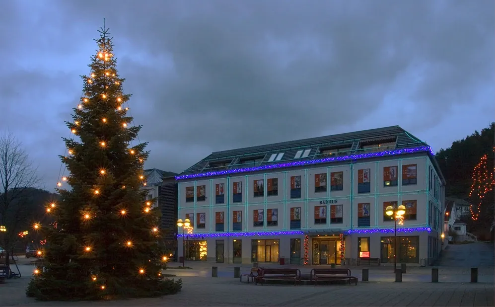 Photo showing: Rådhuset i Kvinesdal julen 2006, pyntet opp til landets største julekalender.