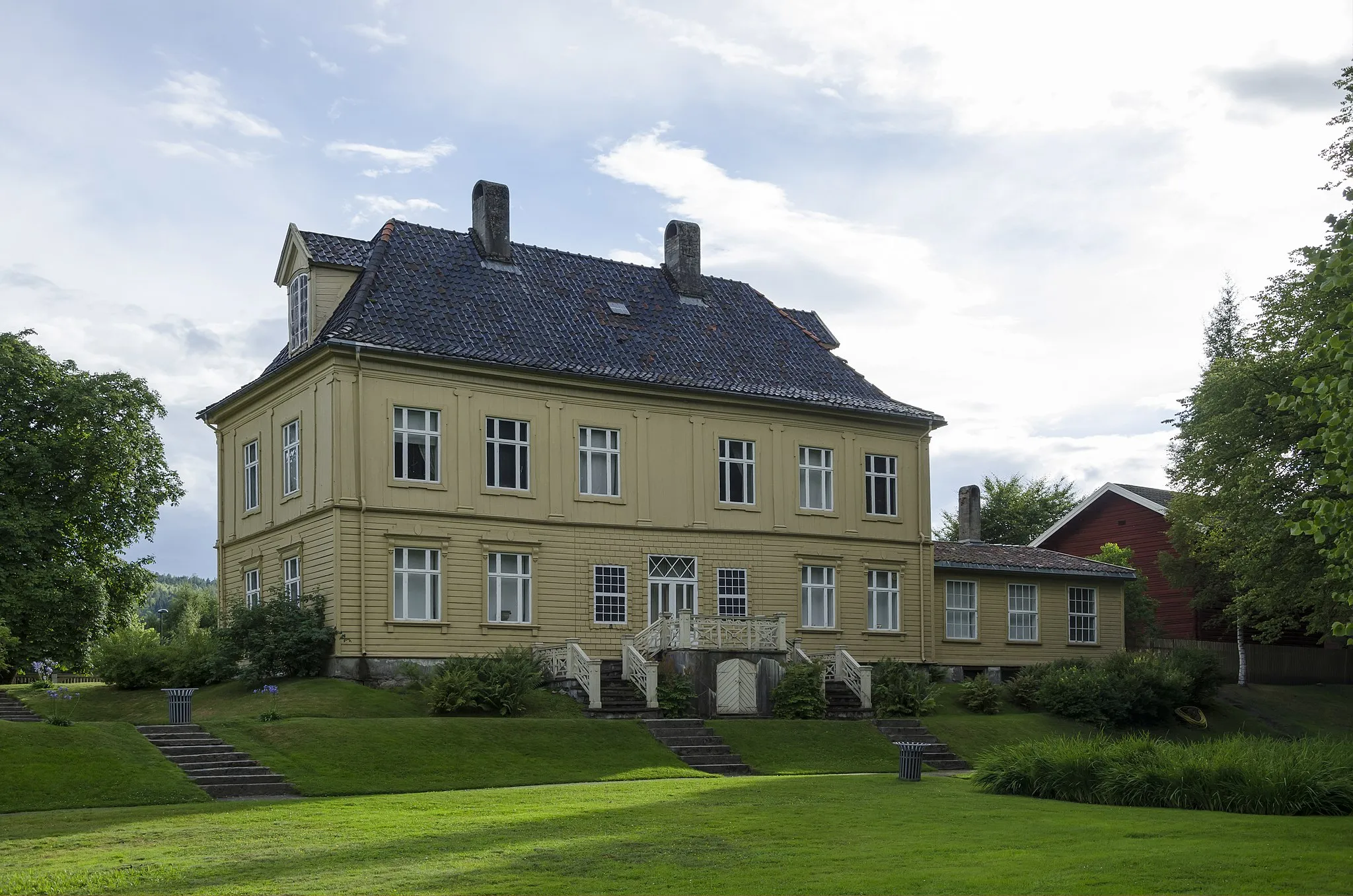 Photo showing: Rear view of Gulskogen (eng. Yellow forest) Manor, bought by Peter Nicolai Arbo and Anne Cathrine Collett in 1793 and turned into a manorial estate in the following years. It was made a museum in 1963. The house, its contents and the park surrounding the estate are intact from the 1800s.