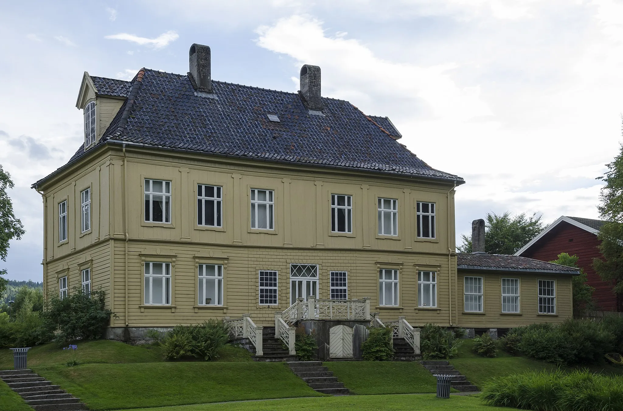 Photo showing: Rear view of Gulskogen (eng. Yellow forest) Manor, bought by Peter Nicolai Arbo and Anne Cathrine Collett in 1793 and turned into a manorial estate in the following years. It was made a museum in 1963. The house, its contents and the park surrounding the estate are intact from the 1800s.