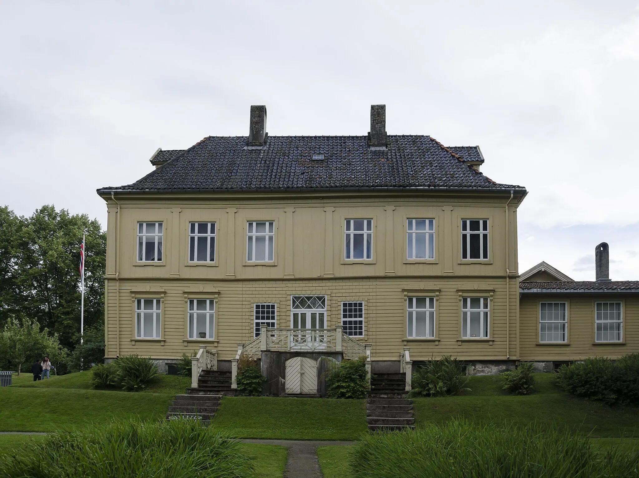 Photo showing: Rear view of Gulskogen (eng. Yellow forest) Manor, bought by Peter Nicolai Arbo and Anne Cathrine Collett in 1793 and turned into a manorial estate in the following years. It was made a museum in 1963. The house, its contents and the park surrounding the estate are intact from the 1800s.