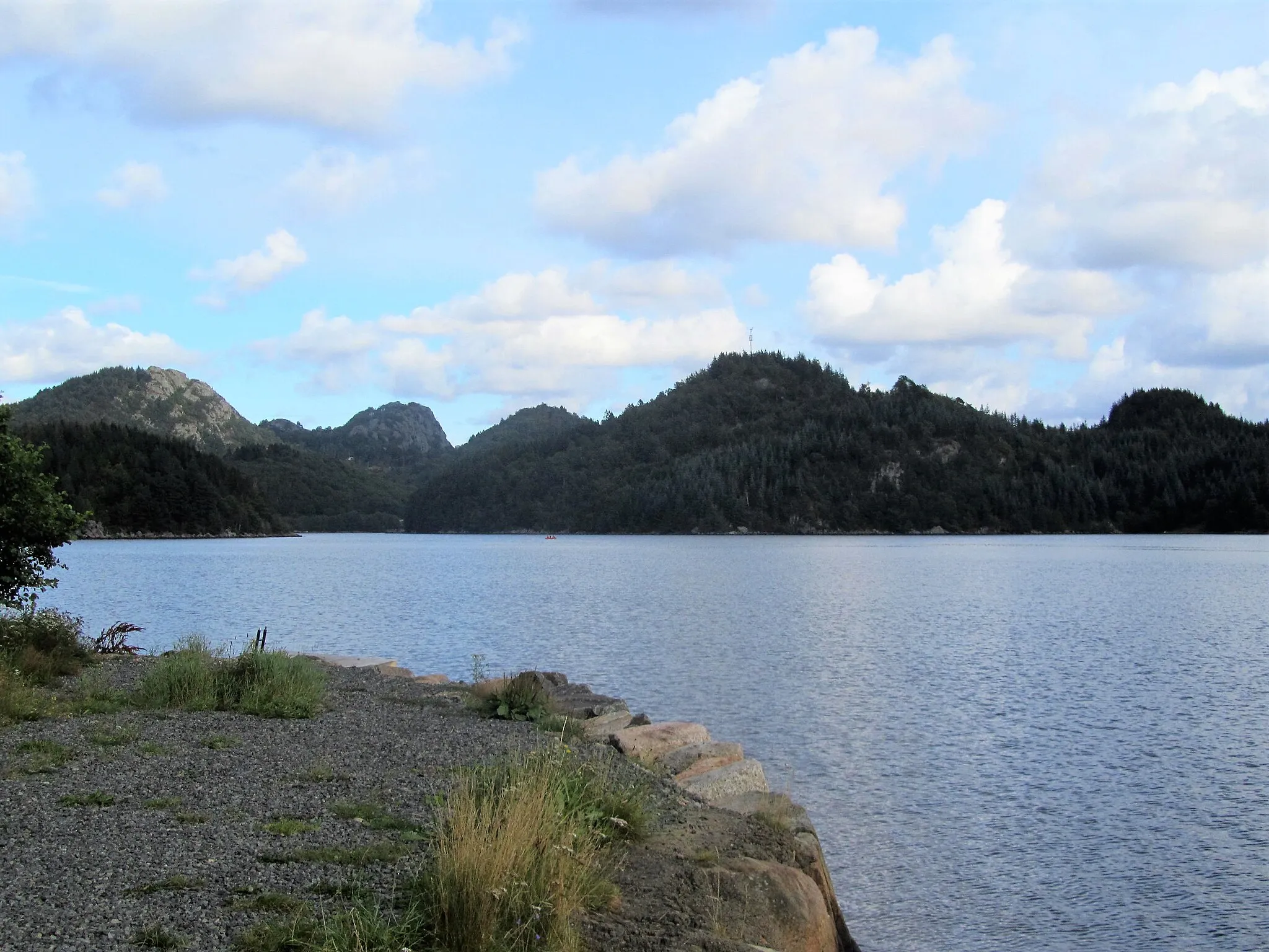 Photo showing: Helvikfjorden set mod NØ fra campingpladsen  på vestsiden