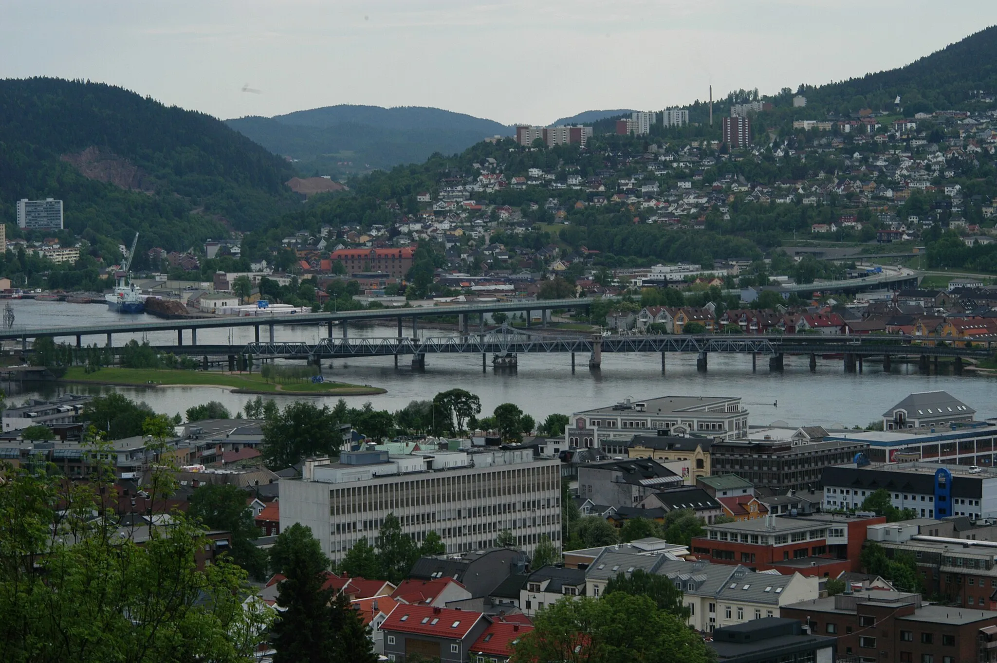 Photo showing: The "Holmen bridges" in Drammen, seen from the northwest.