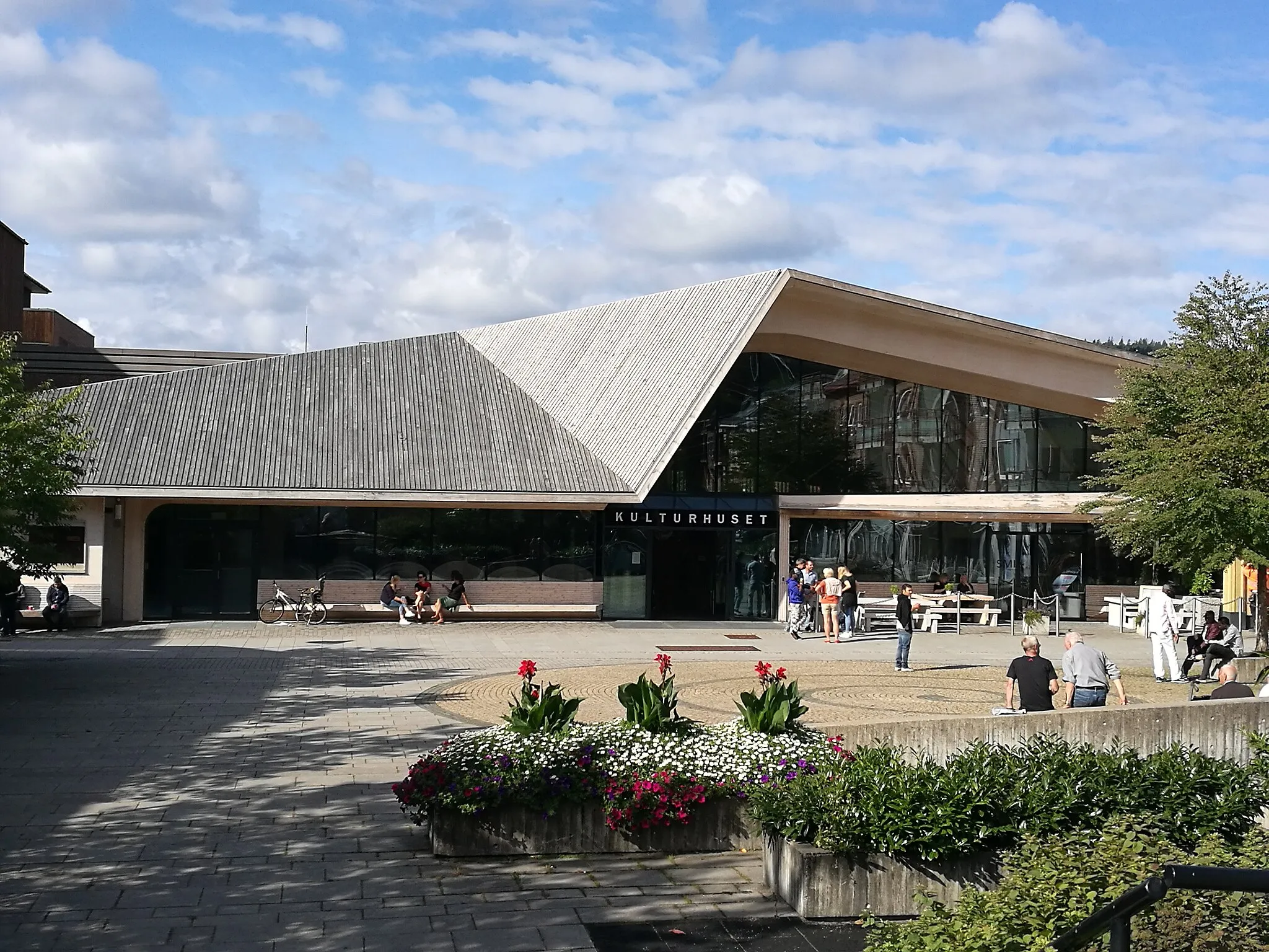 Photo showing: Picture of the facade and main entrance of the Vennesla Library and Culture House. Architects: Helen & Hard