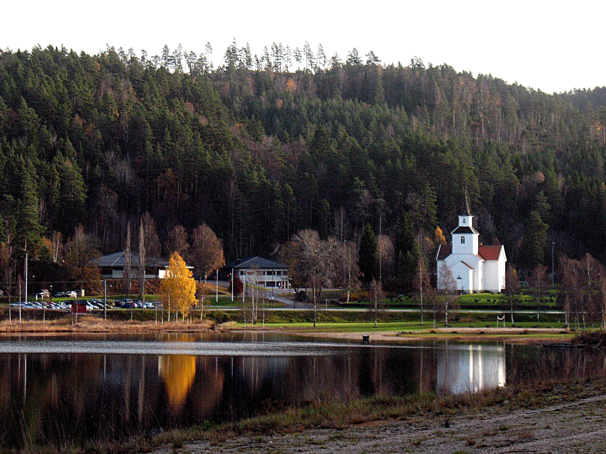 Photo showing: Grenda Iveland ved Birketveitstjønna med kyrkja og skulen. Svintoksknutten i bakgrunnen.