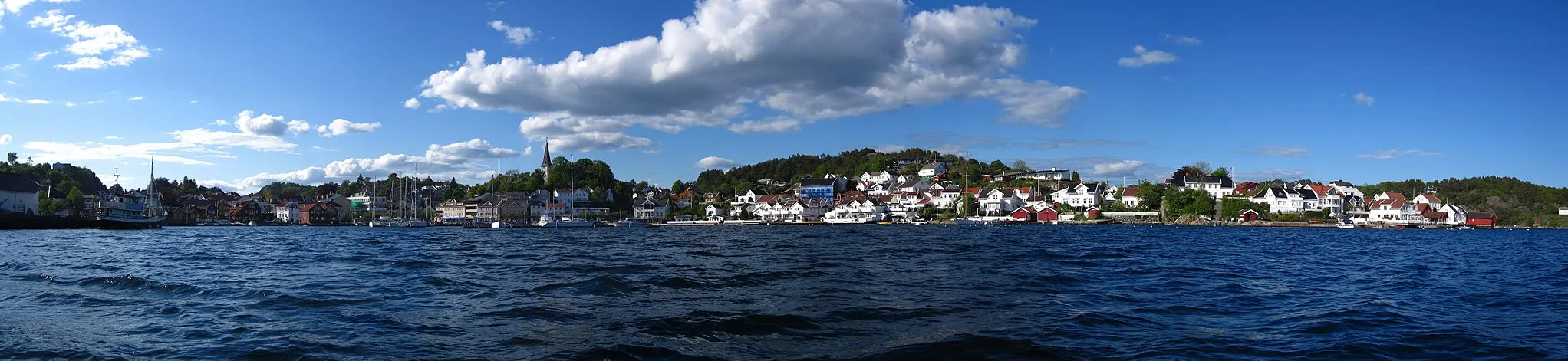 Photo showing: Panoramic of Grimstad taken from a boat in the harbour.