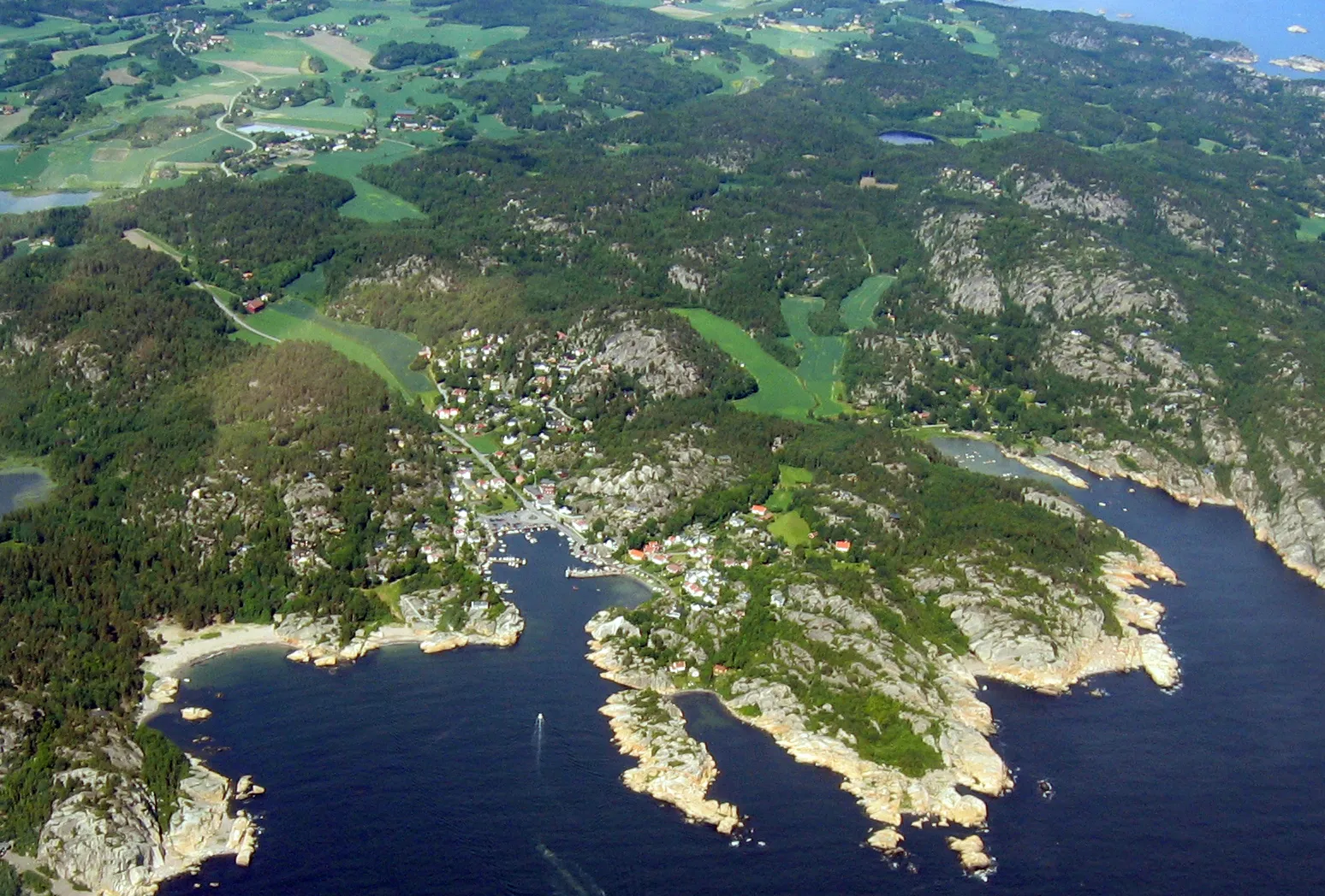 Photo showing: Ula harbour in the middle of the picture. To the left the two beaches. To the right Herfellbukta.