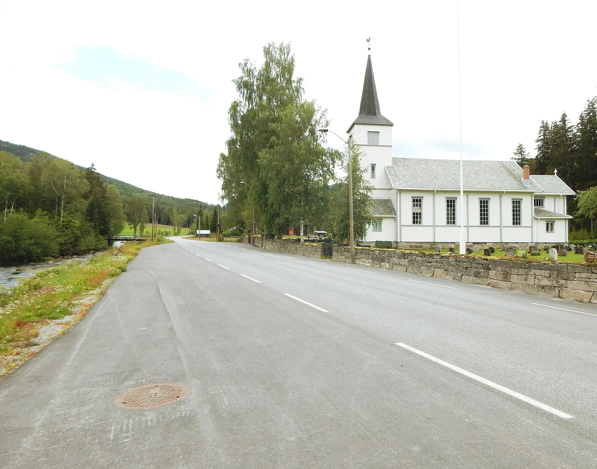 Photo showing: Fylkesvei 755 forbi Austbygde kirke