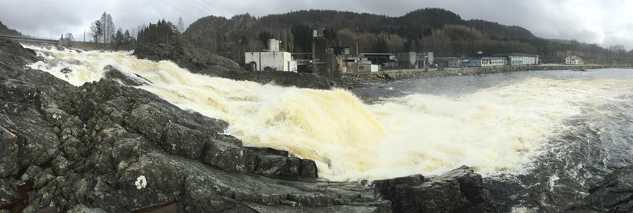 Photo showing: The Boenfoss waterfall, powering the Boen Bruk wood industry production plant. Kristiansand, Norway.