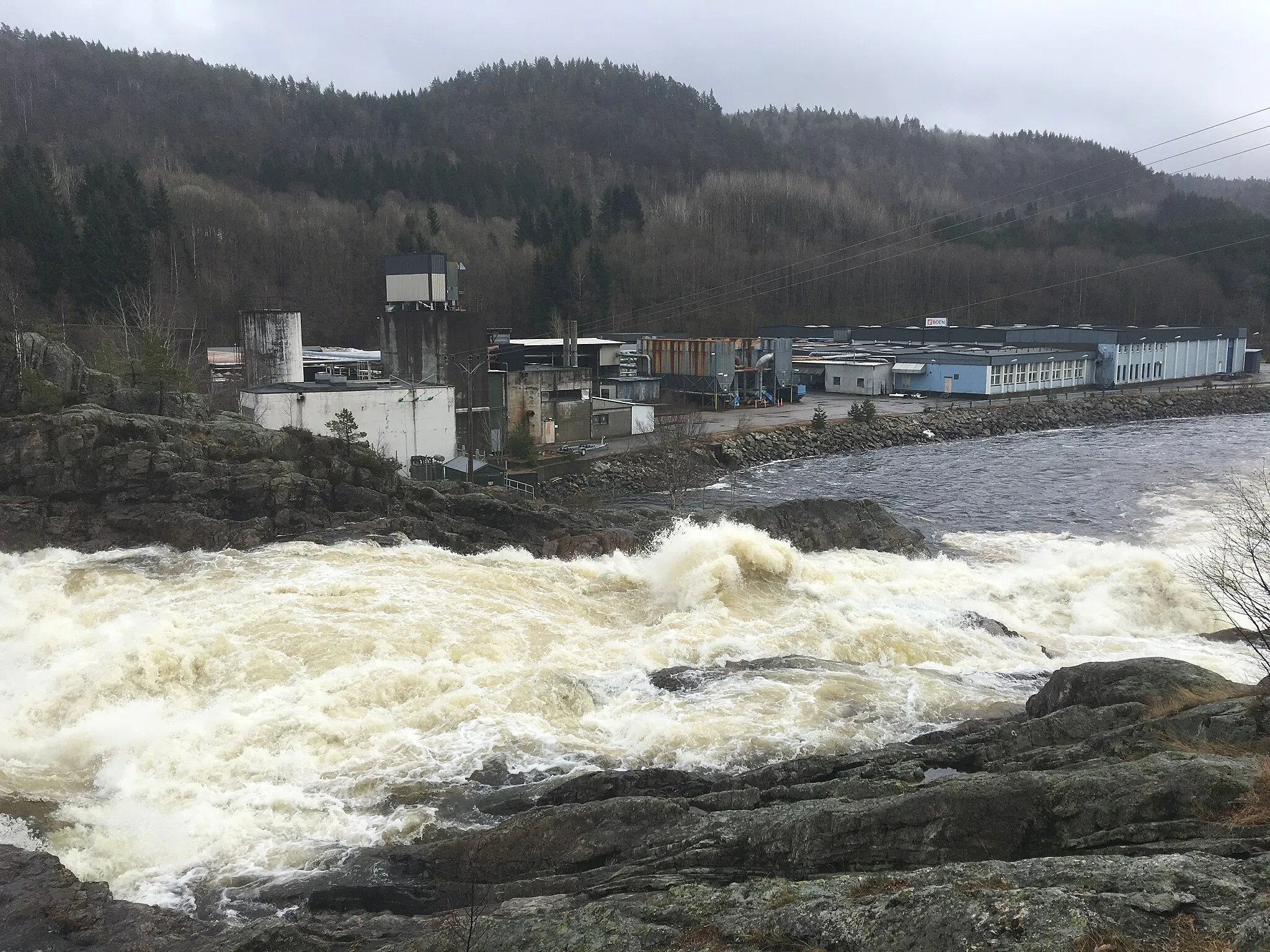 Photo showing: The Boenfoss waterfall, powering the Boen Bruk wood industry production plant. Kristiansand, Norway.