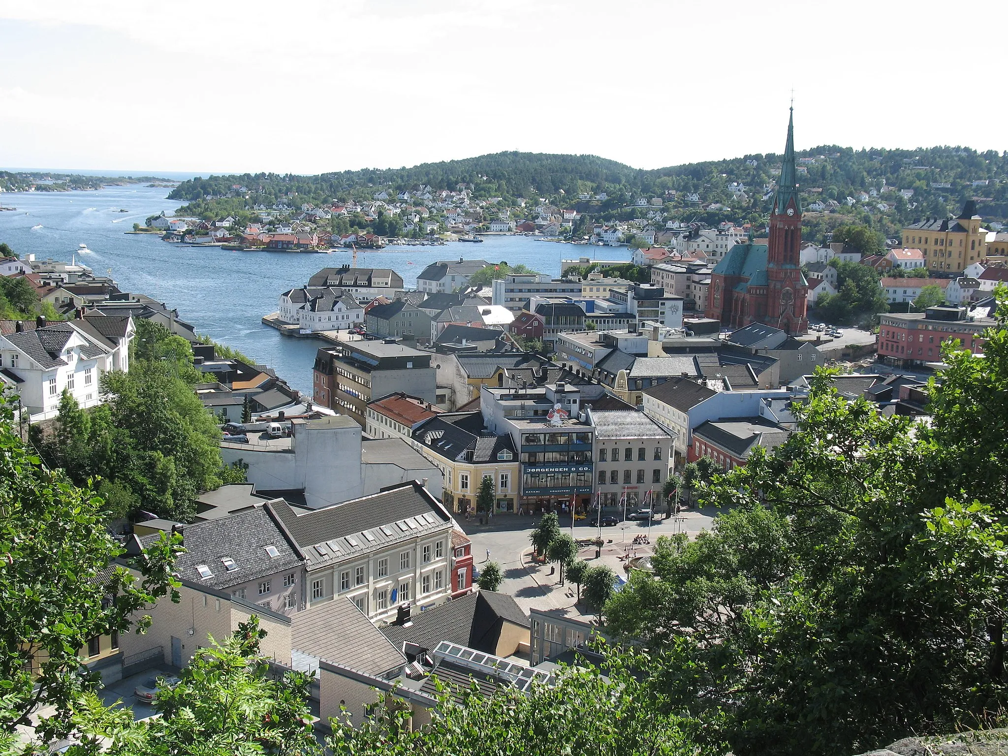 Photo showing: Utsikt over Arendal sentrum. Pollen og Torvet midt i bildet. Trefoldighetskirken og Tyholmen til høyre. I bakgrunnen Galtesund til venstre, Hisøy og Kolbjørnsvik til høyre.