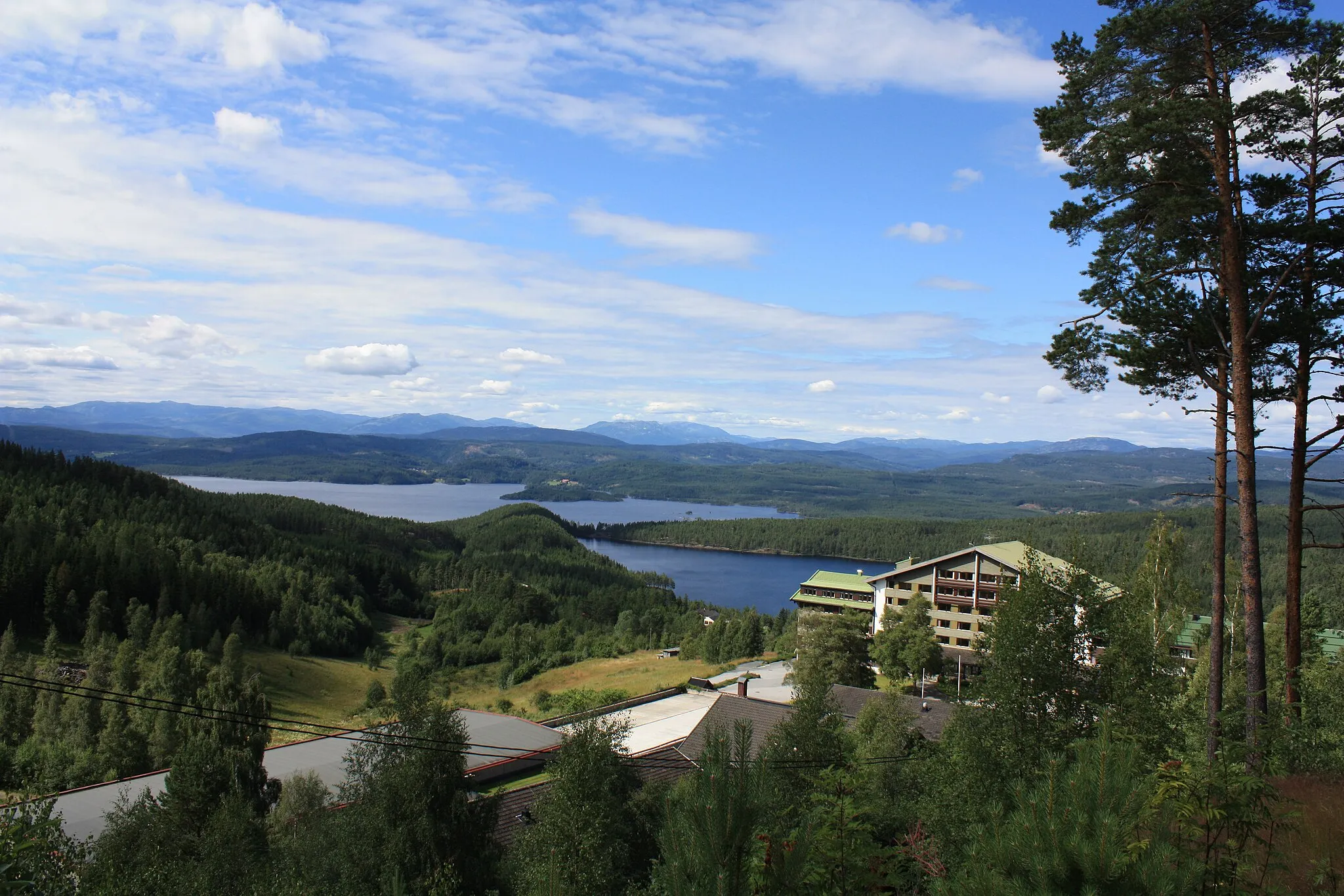 Photo showing: Utsikt fra riksvei 37 mot Bolkesjø hotell, Bolkesjø og Follsjø (i bakgrunnen).