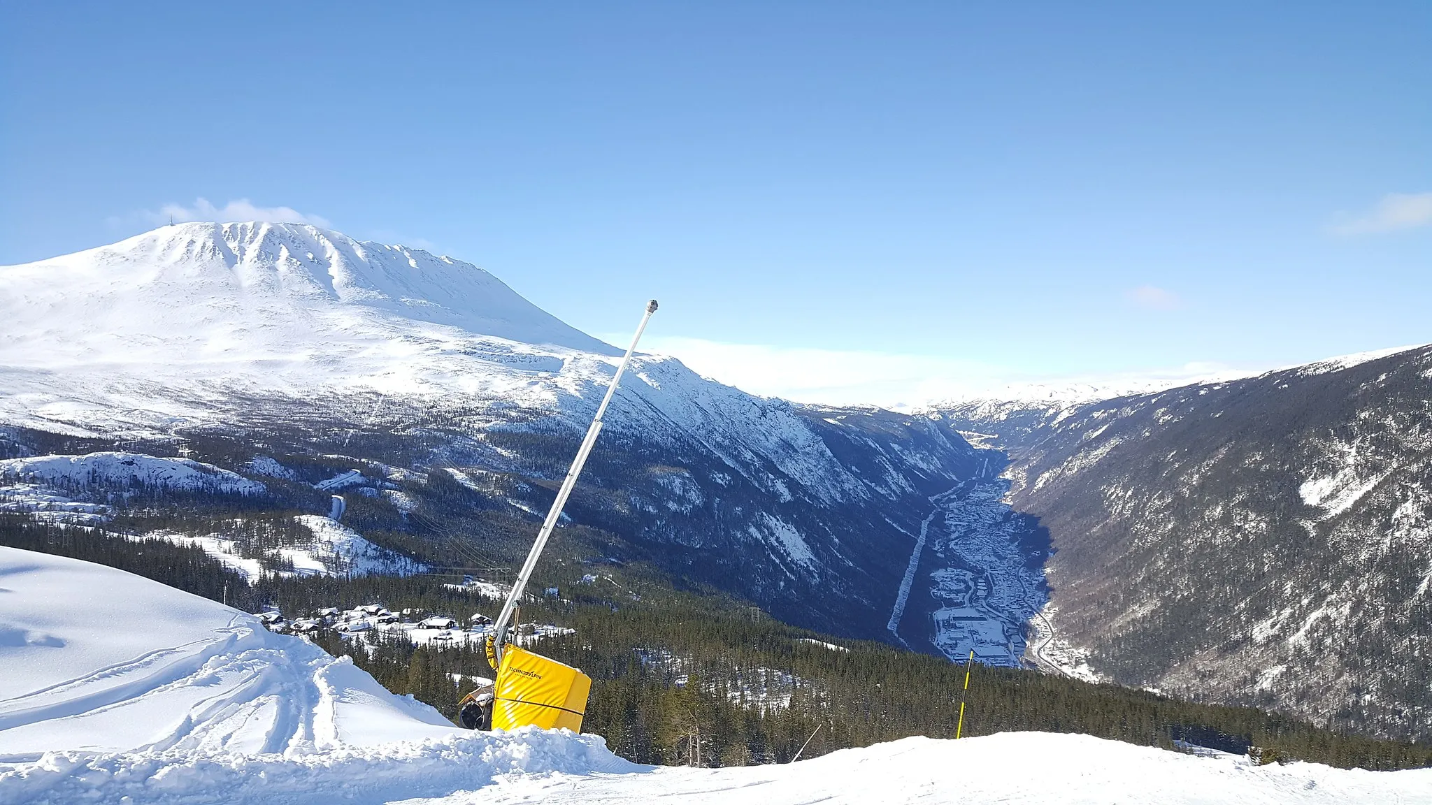 Photo showing: Rjukan (Telemark, Norway) is in constant shadow during the winter. Image taken from Gausta ski center.