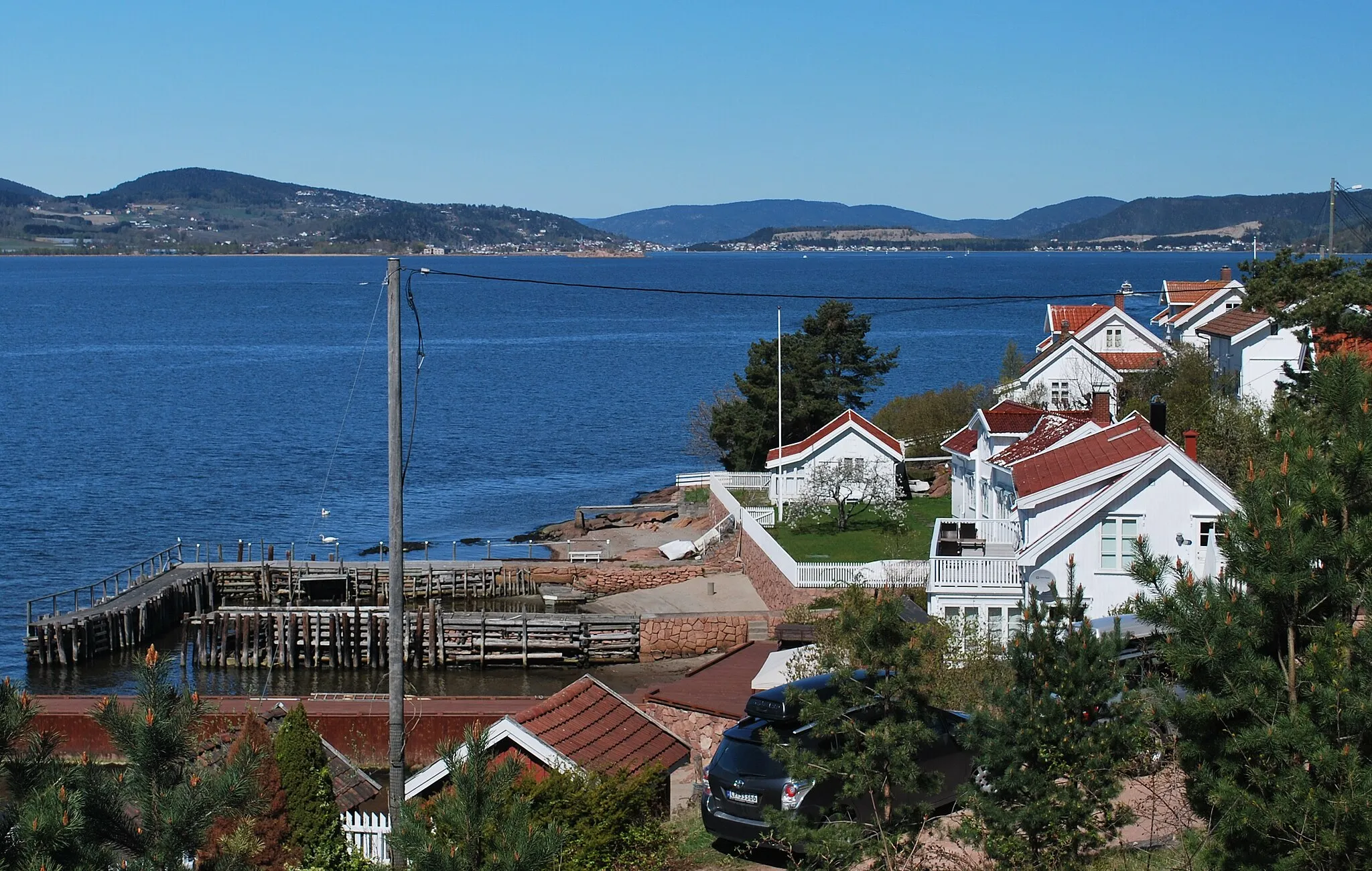 Photo showing: Part of village Holmsbu, Hurum, Norway, seen towards Verket and Svelvik