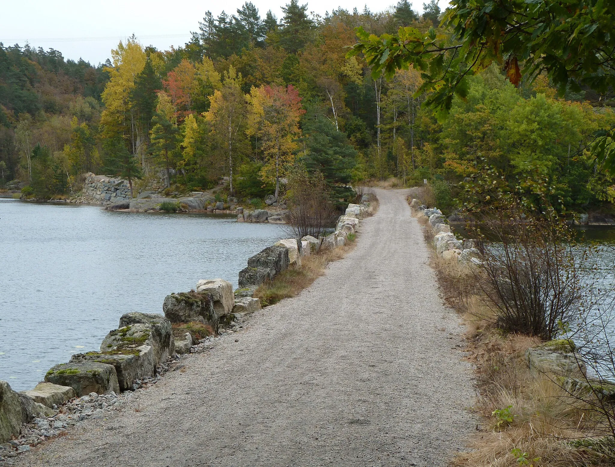 Photo showing: Stretch of the old highway, Postveien, between Mandal and Kristiansand in Songdalen municipality, Vest-Agder, Norway. Built in the 1790's.