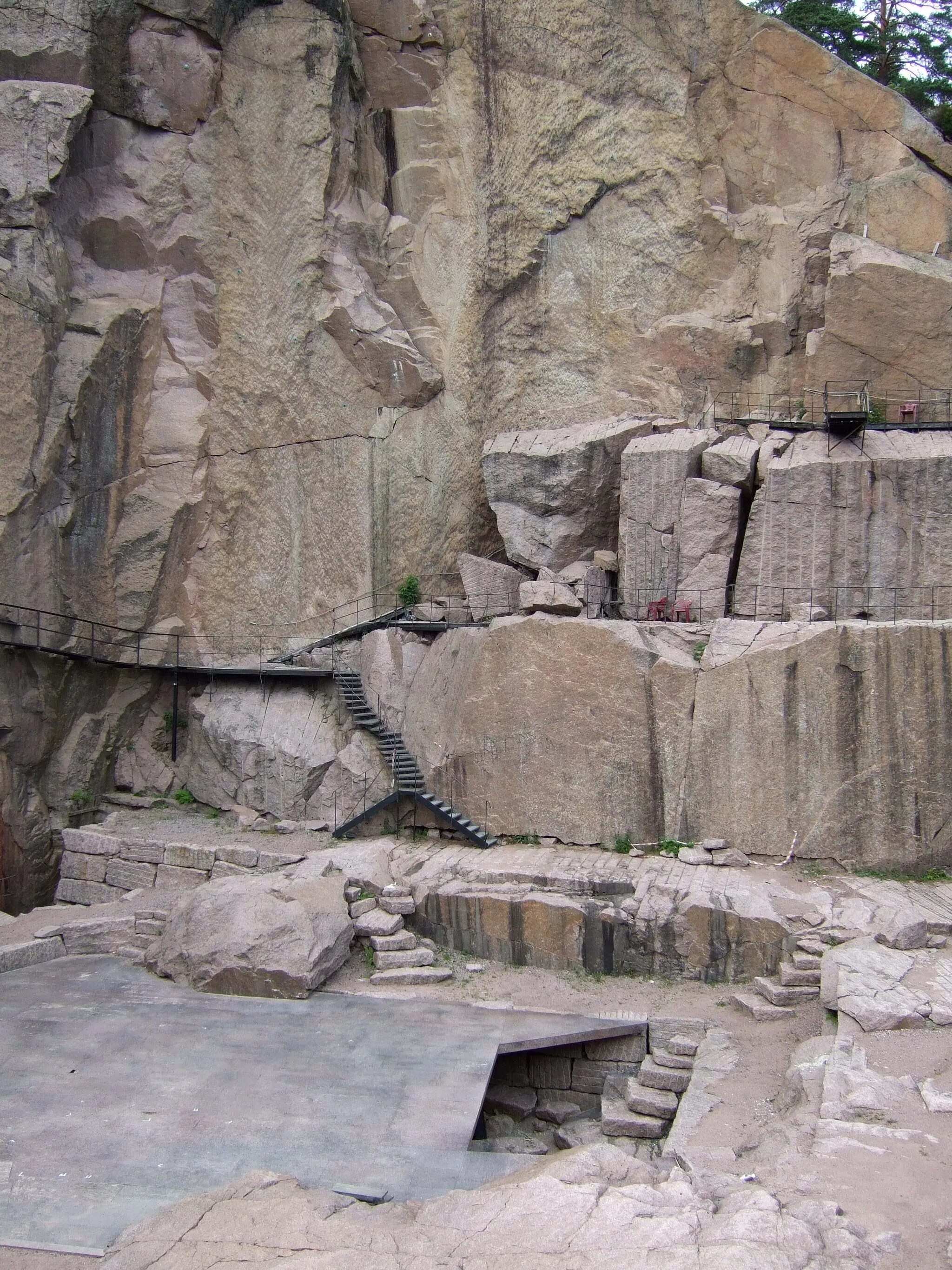 Photo showing: Agder Teater, Fjæreheia, granite wall as scene and background.