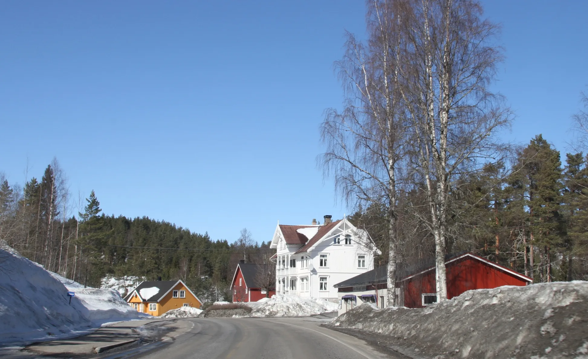 Photo showing: Image from along the Highway 41, parallel to the Tovdalselva river, in south-central part of Froland municipality, Aust-Agder county (Norway)