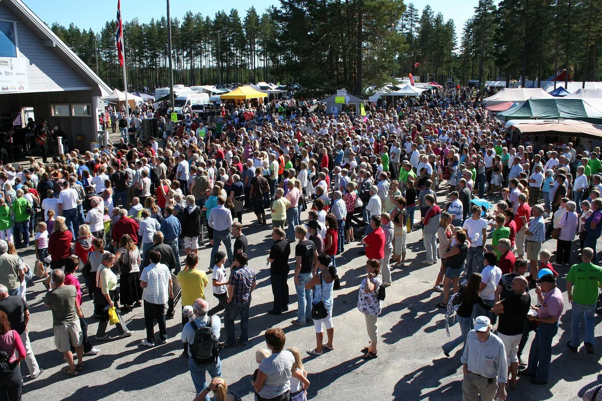 Photo showing: Mange mennesker på Dølemo-marknaden