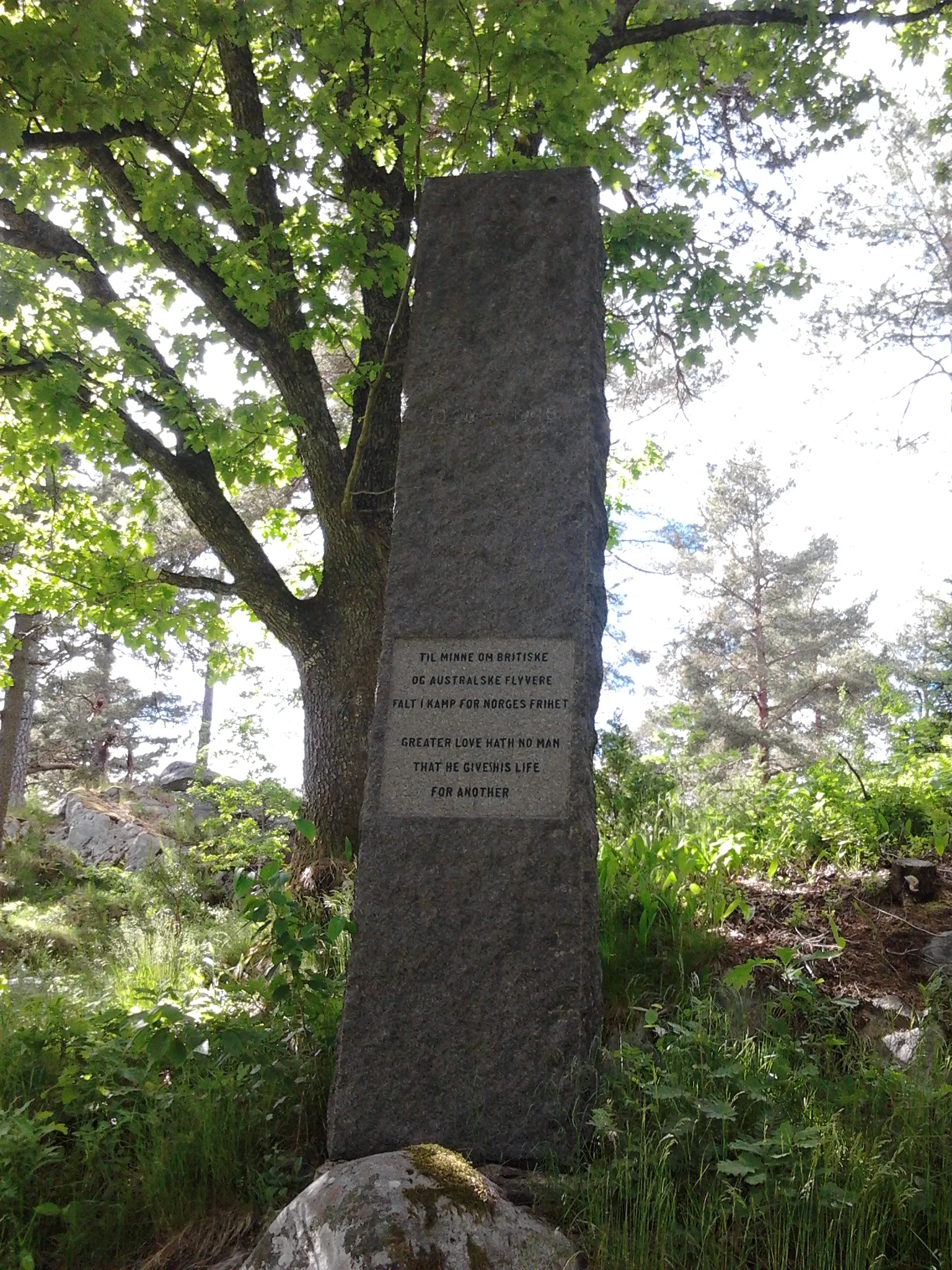 Photo showing: Monument raised to praise WWII Royal Air Force personnel at Arendal Cemetery in Norway for giving their lives to give Norway back it's freedom