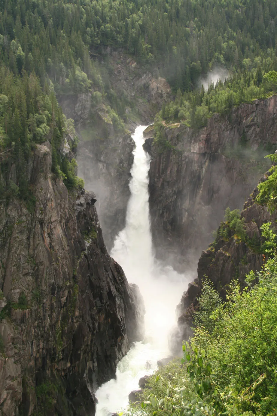 Photo showing: Rjukanfossen, Telemark, Norway. This waterfall hasn't been fully opened in 12 years.

in wirbel photostream.