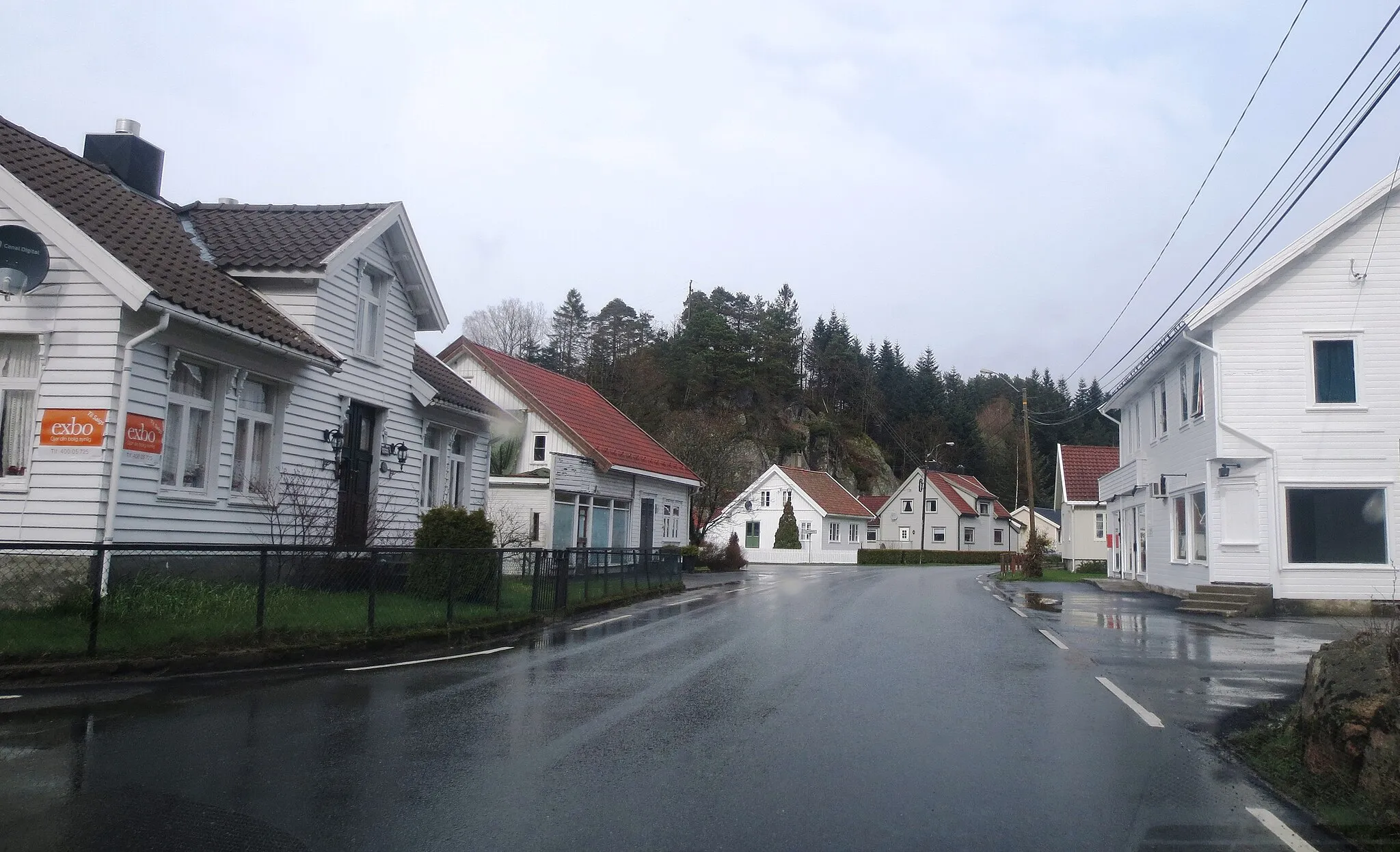 Photo showing: Houses in Krossen, the former administrative centre of the former municipality of Holum in Vest-Agder county, now located in the North Eastern part of Lindesnes Municipality, Agder County, Norway.