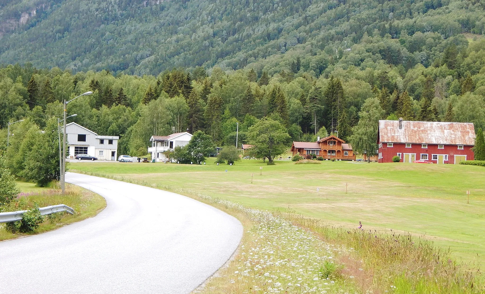 Photo showing: Mot Miland østfra