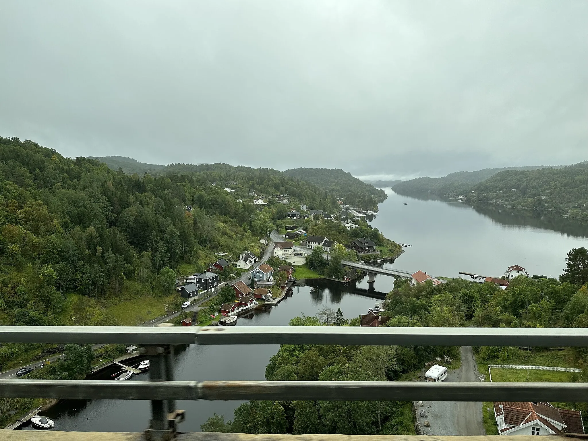 Photo showing: Boliger ved utløpet av Ønna, i bakgrunnen Langangsfjorden, Porsgrunn kommune