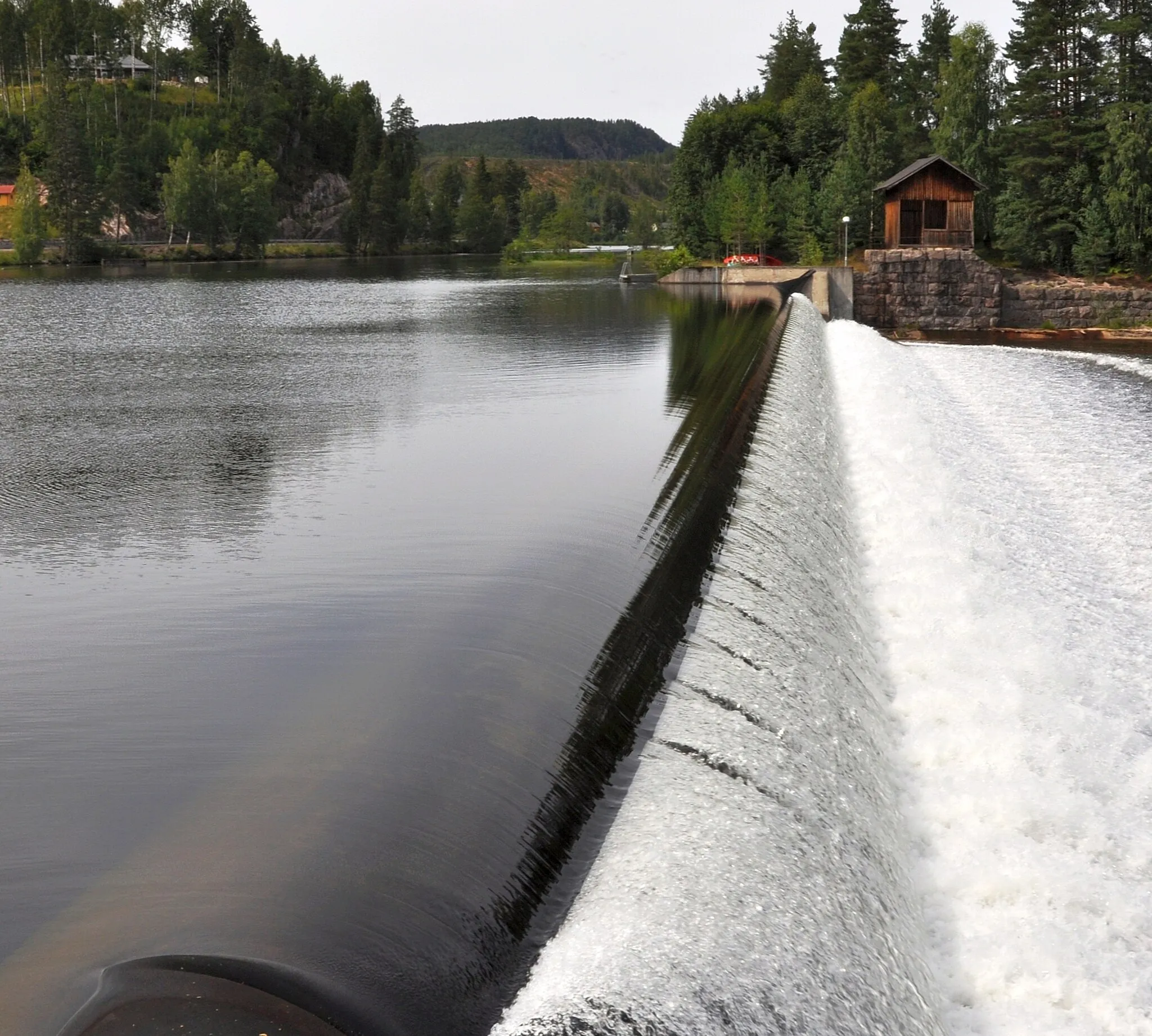 Photo showing: Rubber dam at Kjeldal Locks, Telemark, Norway (Telemark Canal)