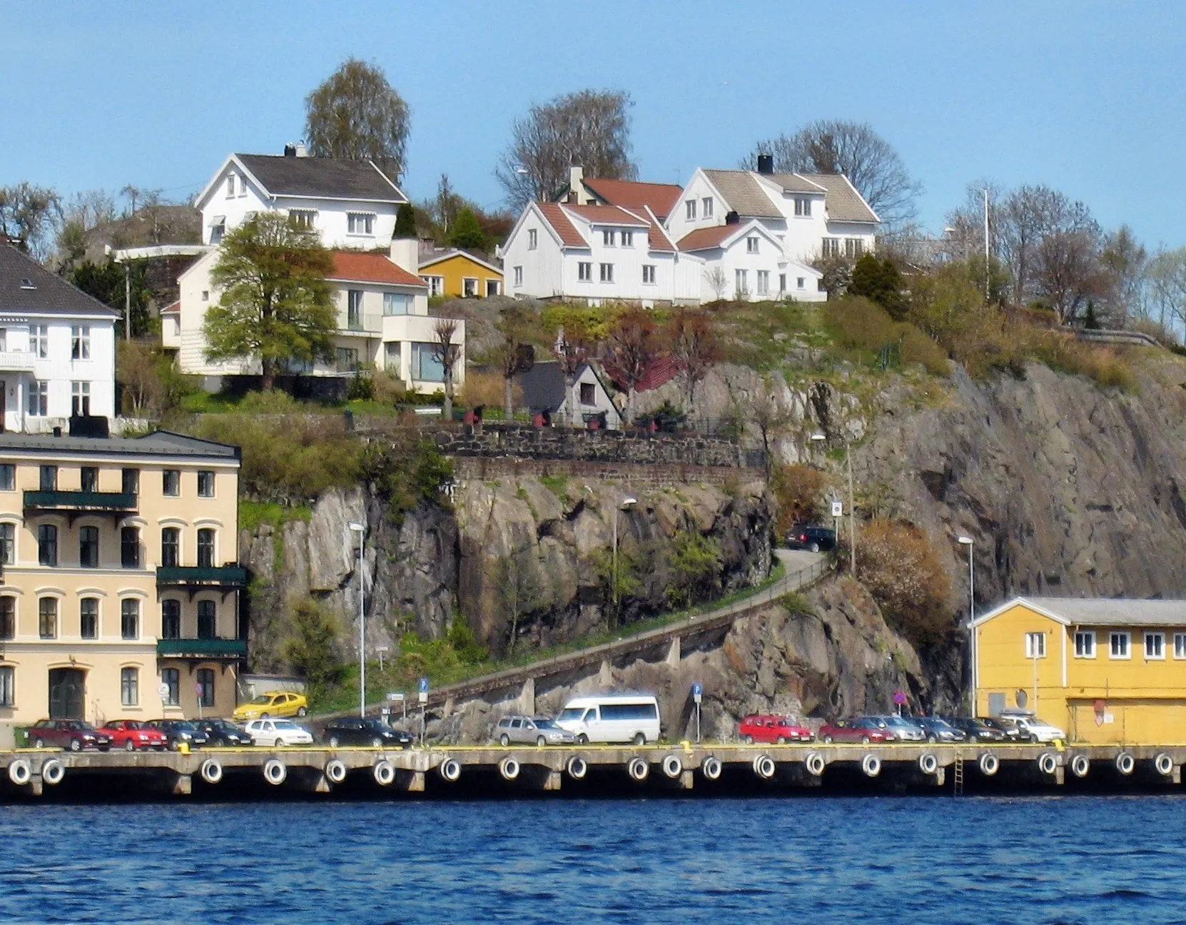 Photo showing: Batteriet i Arendal, gamle tollboden nede til høyre (revet idag)