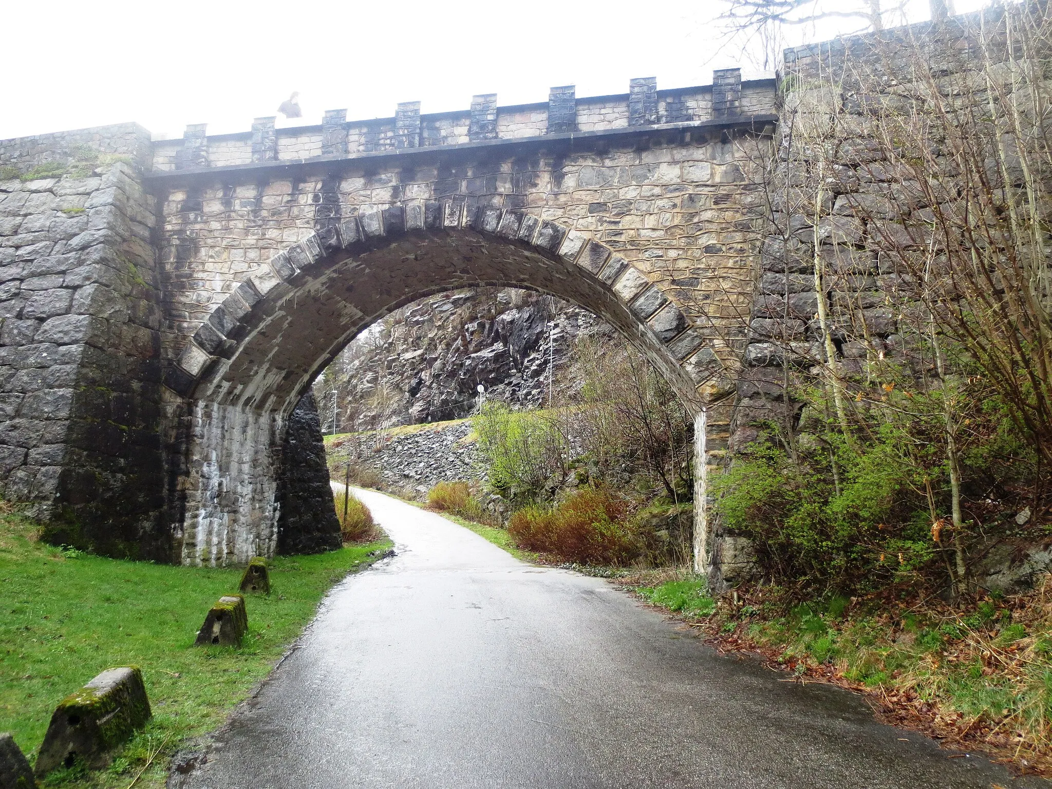 Photo showing: "Knuden" old bridge from 1922, in Lindesnes municipality, west of Kristiansand and along the now E-39 highway. Agder county, south Norway.