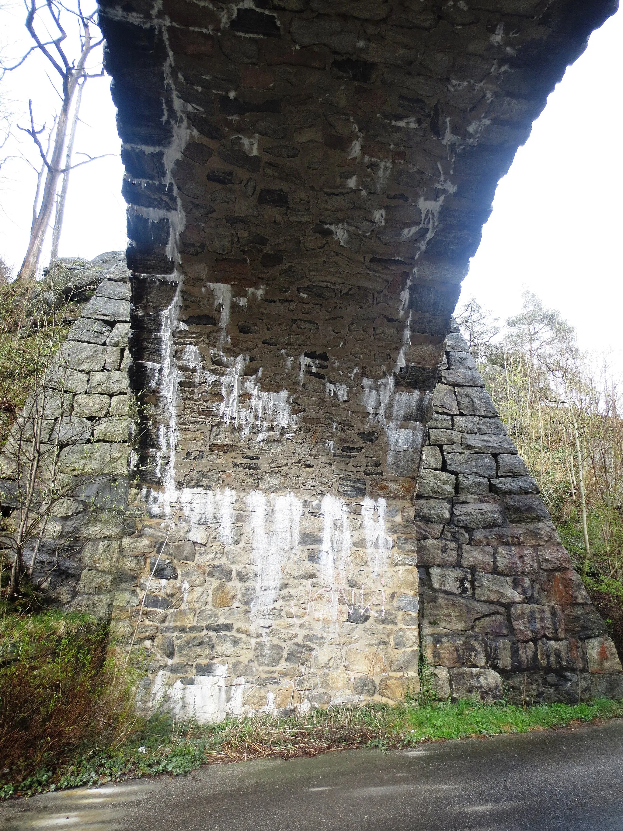 Photo showing: "Knuden" old bridge from 1929, in Mandal municipality, west of Kristiansand and along the now E-18 highway. Vest-Agder county, south Norway.