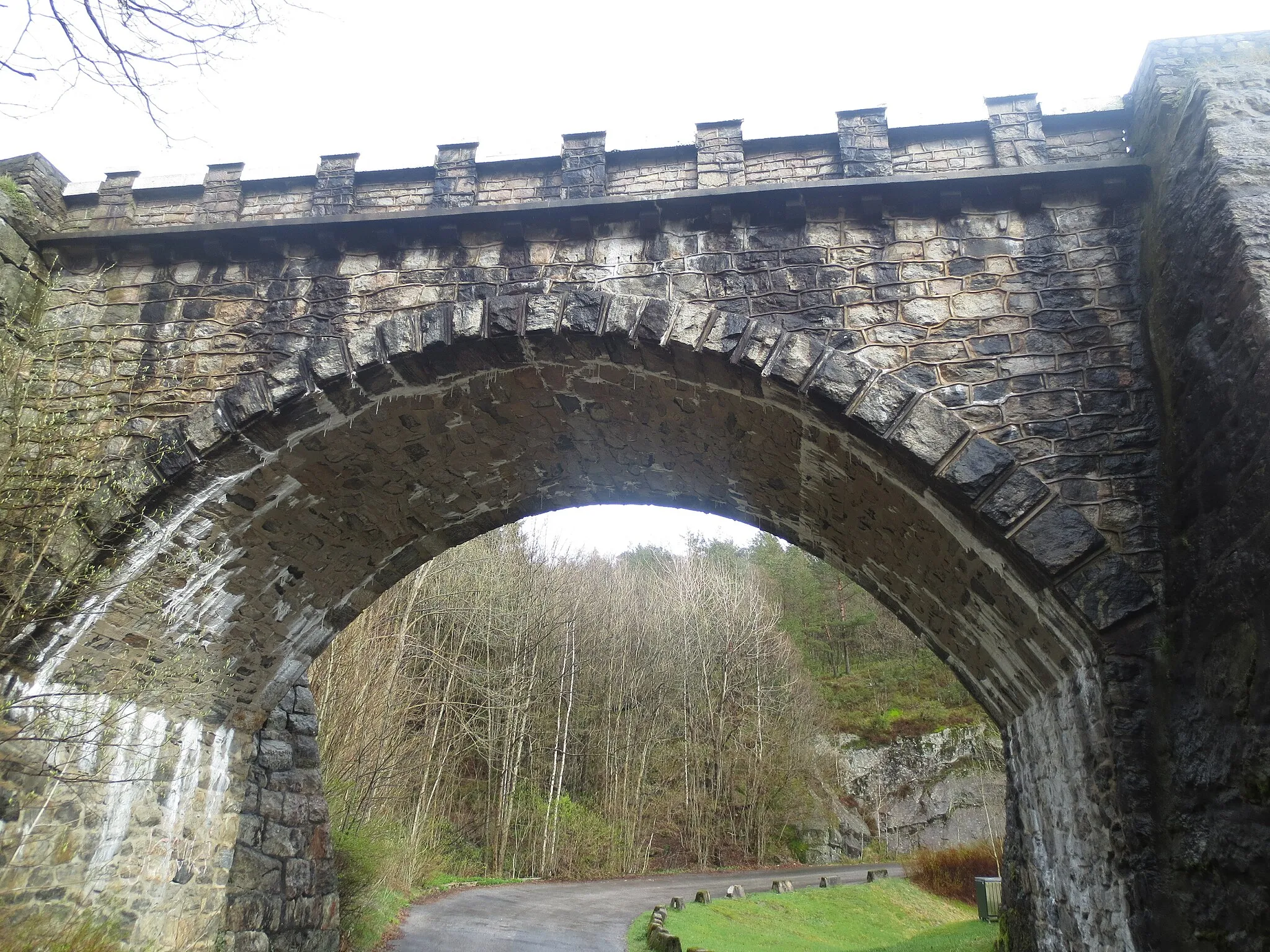 Photo showing: "Knuden" old bridge from 1929, in Mandal municipality, west of Kristiansand and along the now E-18 highway. Vest-Agder county, south Norway.