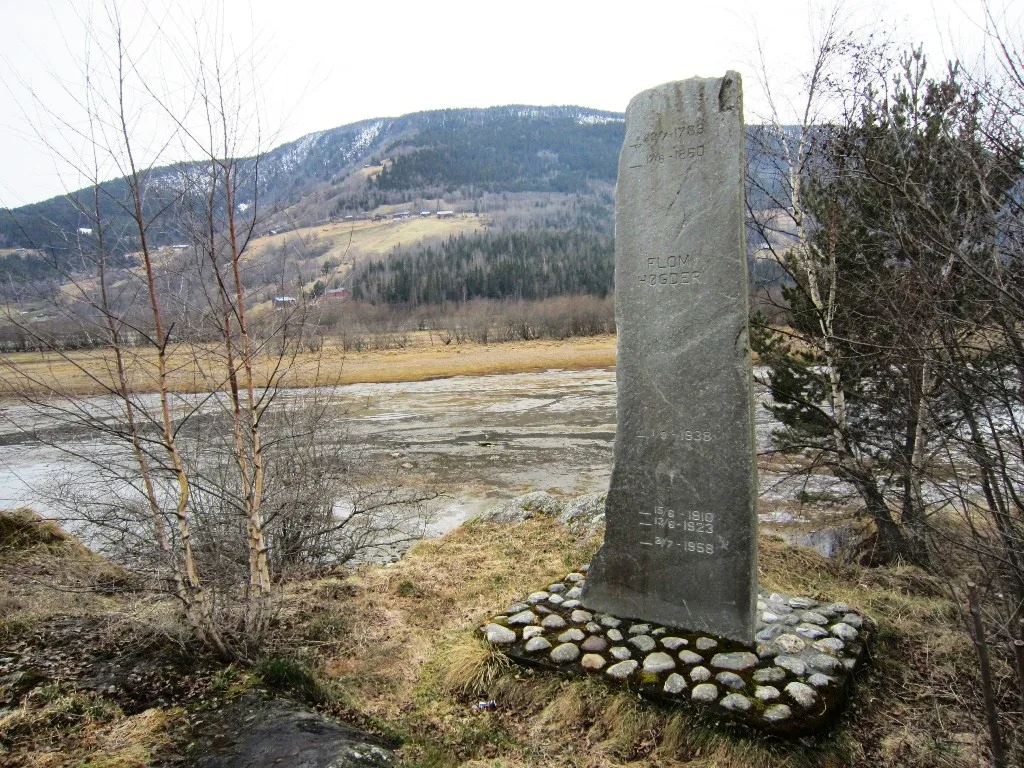 Photo showing: Flomstøtte ved Otta-elven i Lalm (Vågå)