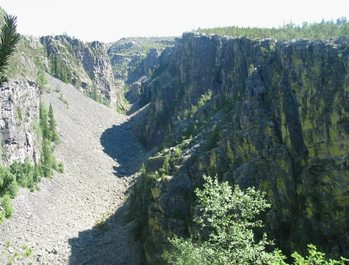 Photo showing: Jutulhogget in Hedmark. Taken by my sister on July 18, 2005 and released into the public domain.