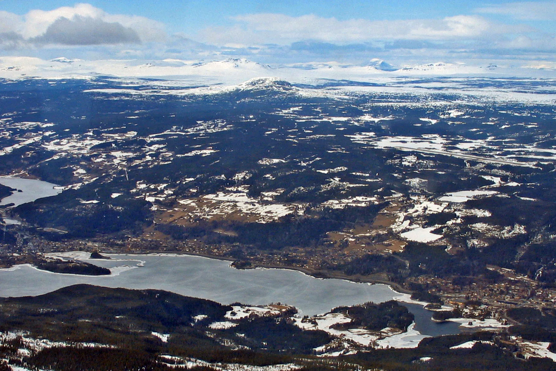 Photo showing: Fagernes city to the left and Leirin airport til the right. Photo taken by myself April 10th 2004.