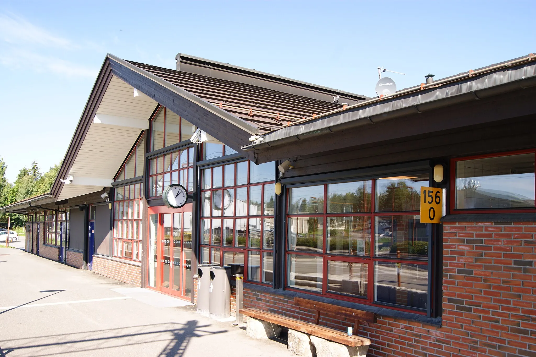 Photo showing: Moelv station front