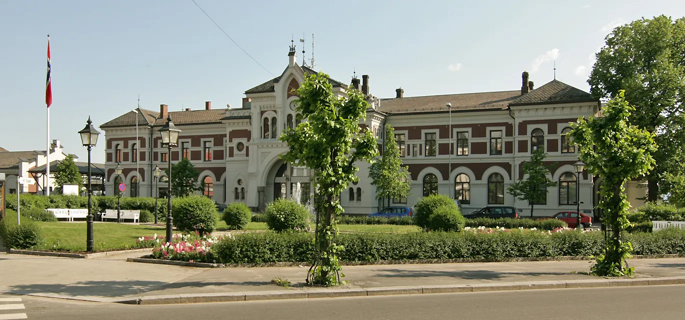 Photo showing: Hamar railway station with station park. Hamar, Norway. Built 1896. Architect: Paul Due.