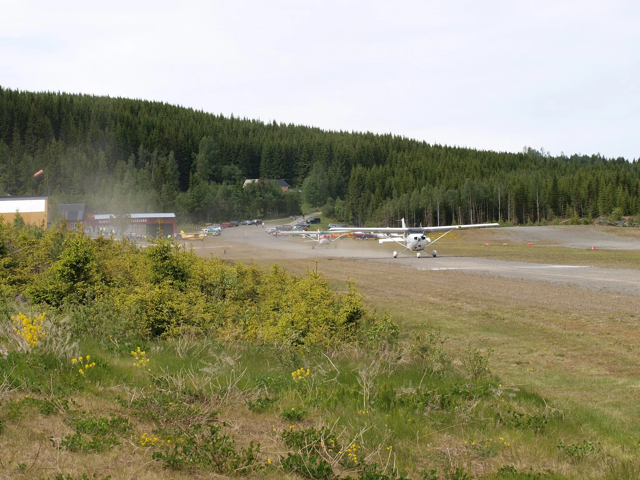 Photo showing: Reinsvoll airfield, Norway during "open day".