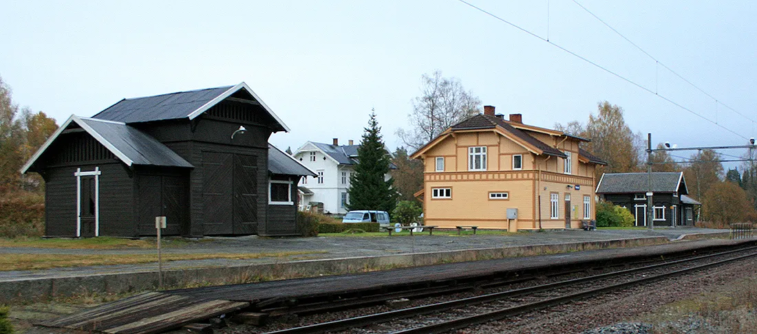 Photo showing: Reinsvoll stasjon, Gjøvikbanen. Bygd 1902. Arkitekt Paul Due. Fra v.: Privet, stasjonsbygning og uthus.