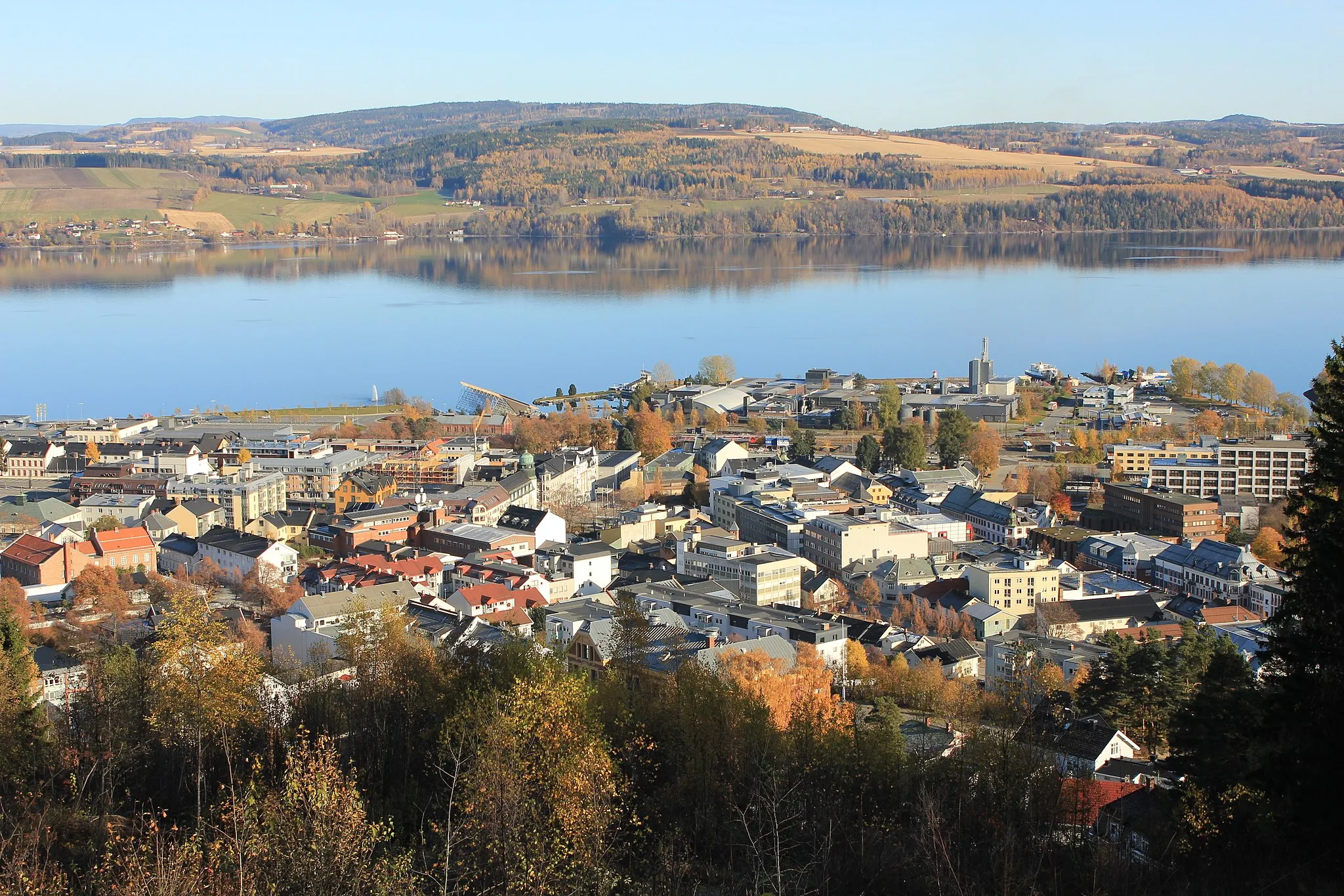 Photo showing: Gjøvik sentrum sett fra Hovdetoppen.