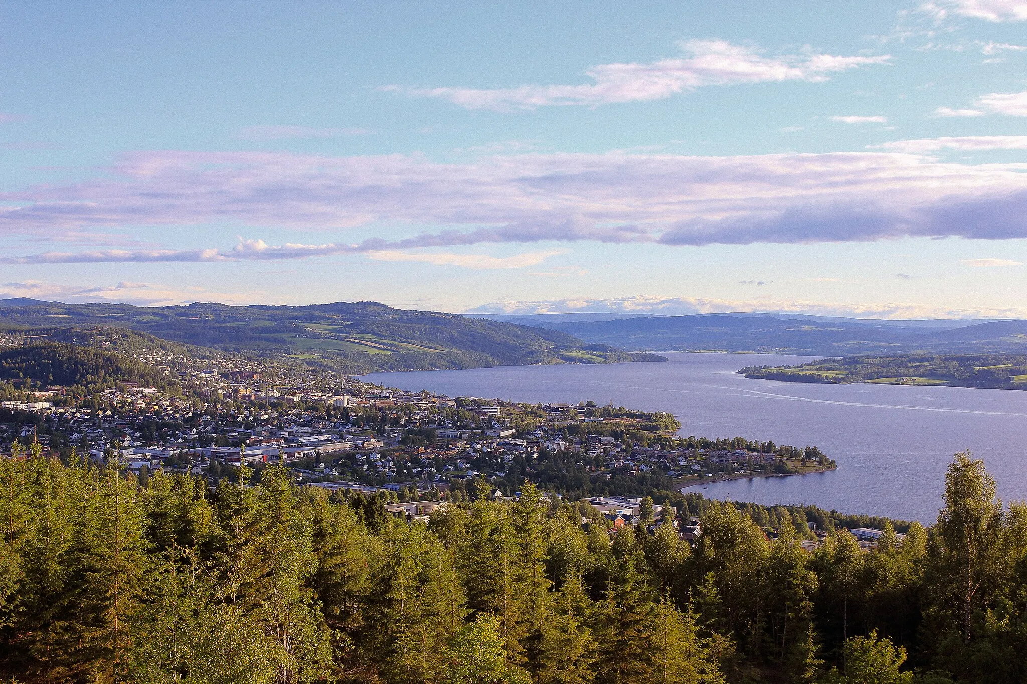 Photo showing: Gjoevik (Gjøvik) is a sleepy hillside town by Lake Mjøsa, Oppland, Norway.