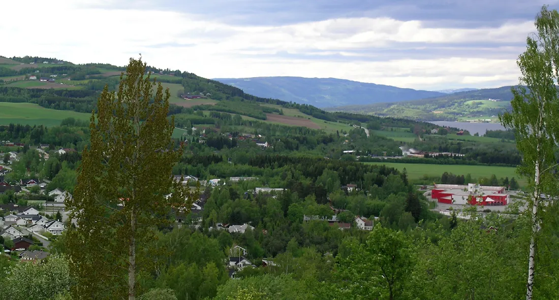 Photo showing: Biri sett mot nord. Tettstedet Biristrand i forgrunnen og Mjøsa i bakgrunnen til høyre.