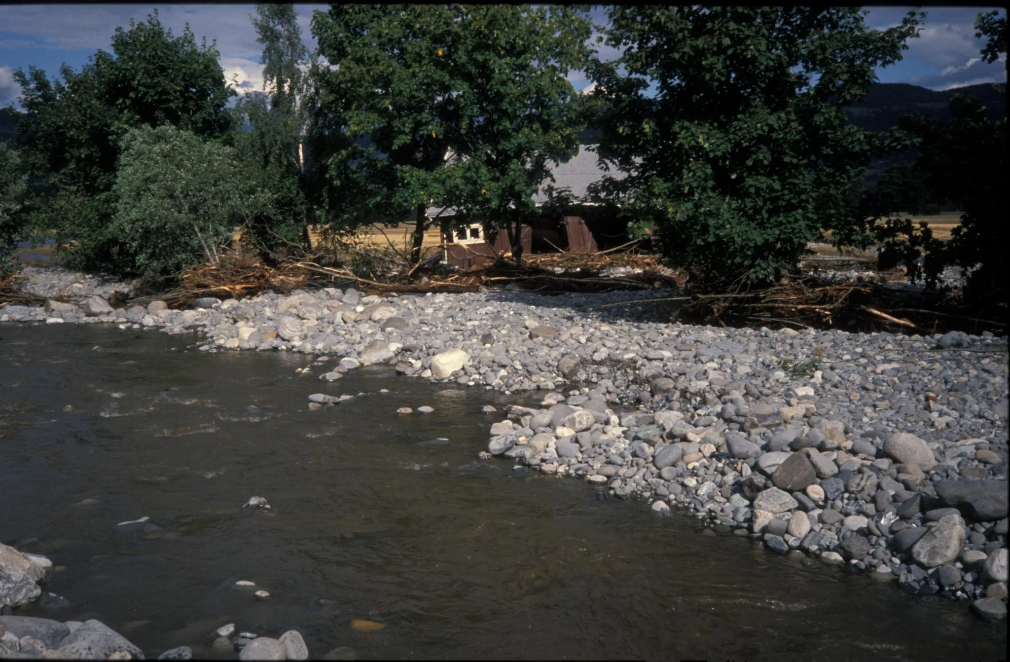 Photo showing: Image Note: River courses, floods, buildings, vegetation
Bildenotat: Elveløp, flom, hus, vegetasjon
Date/Dato: 1988-09-04
Photographer/Fotograf: Henrik Svedahl, NVE
Feel free to use the photos, but please make sure you attribute the photographer and mention NVE as the source.
Bruk gjerne bildene, men vennligst oppgi fotografens navn og angi NVE som kilde.
Format: Dias
Archive/Arkiv: Hydrologisk arkiv

Image ID/Bilde ID: NVE.Sve-1-0109